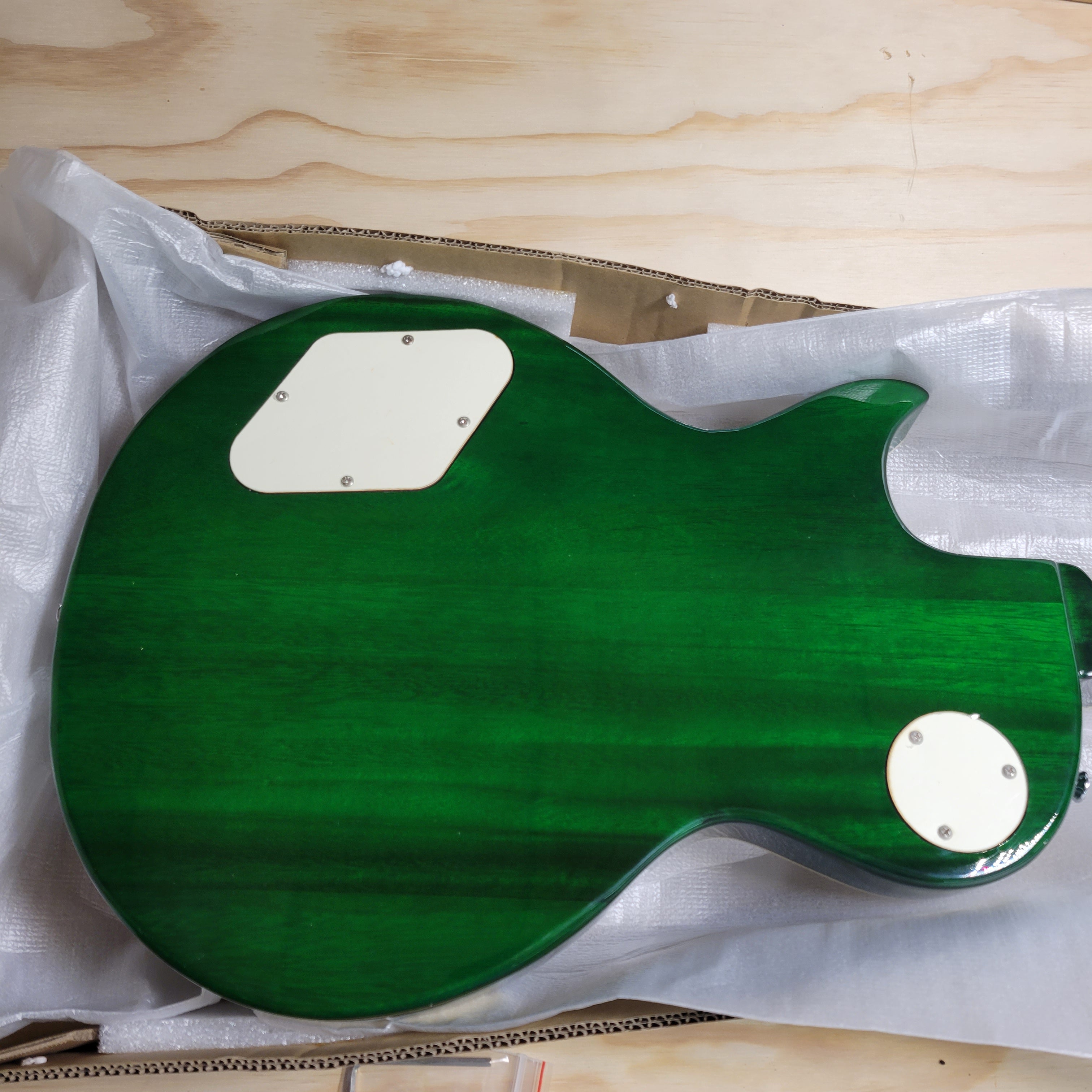 IYV ILS-300 EGR Les Paul Solid-Body Electric Guitar Emerald Green (8052259717358)